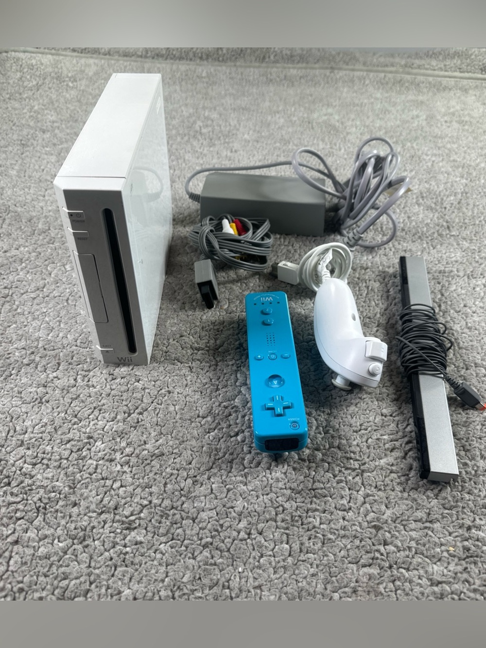 Nintendo Wii Model RVL-001 White Console W/ Power adapter AV Cables Tested